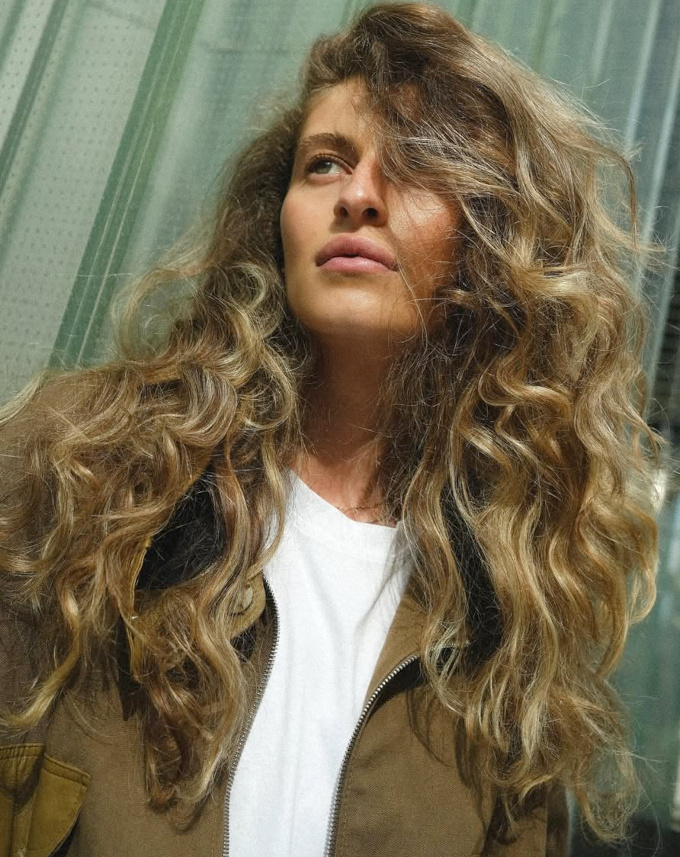 Les cheveux boucls : le meilleur des accessoires naturels !