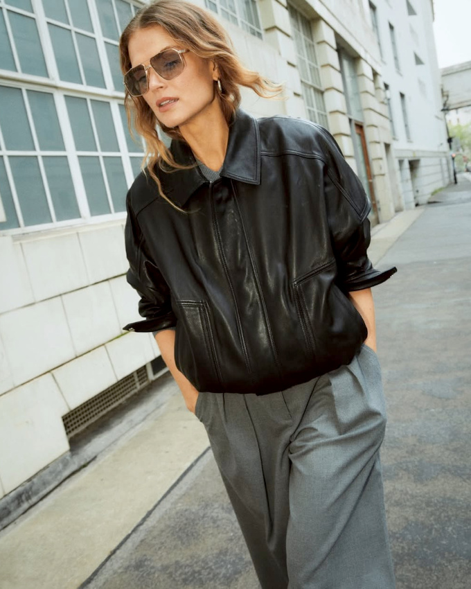 La dsirabilit du duo blouson en cuir nineties/pantalon de costume gris n'en finit pas de grimper !