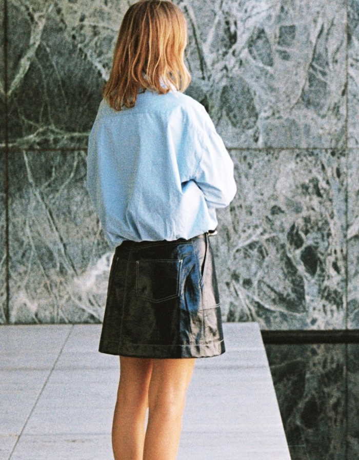 Chemise masculine + mini jupe trapze = le bon mix