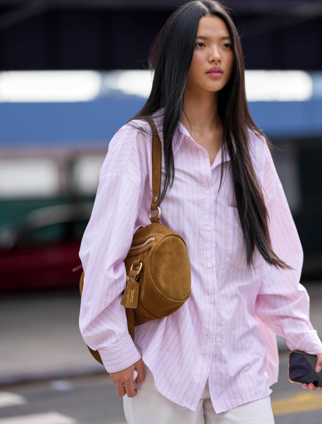 Le sac en daim chamois semble avoir t cr pour accompagner les chemises rose  rayures !