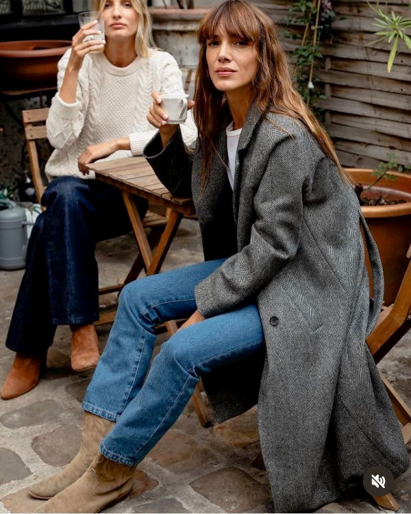 Manteau gris et jean