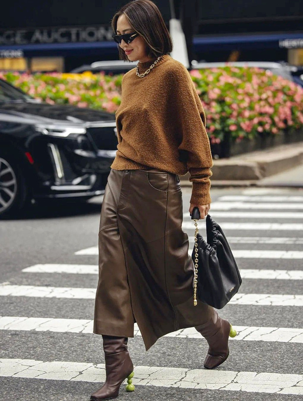 Pull marron et jupe en cuir marron