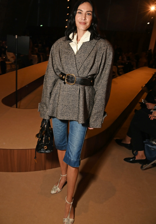 Entre pantacourt trop court et coloration corbeau trop fonce, Alexa Chung nous prouve que personne n'est parfait