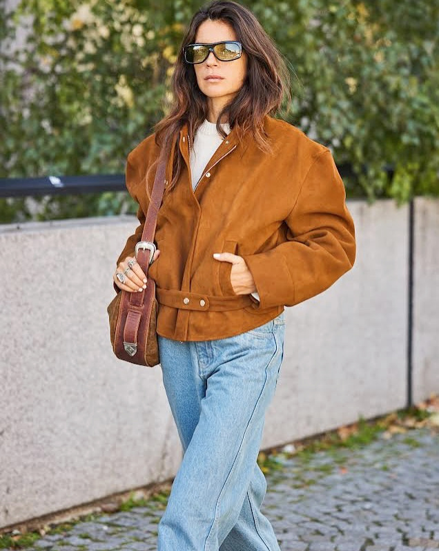 Blouson en daim structur + jean bleu dlav = le bon mix