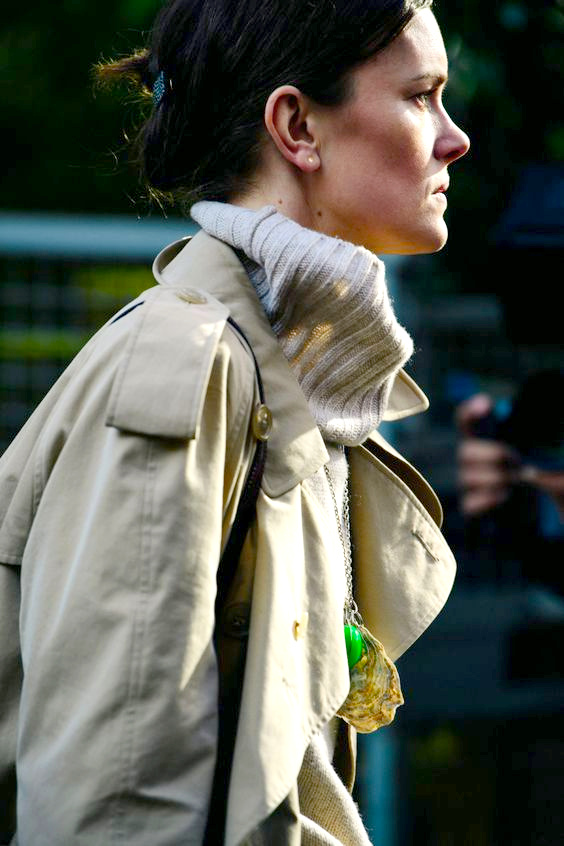 Trench + col roul port droul = le bon mix