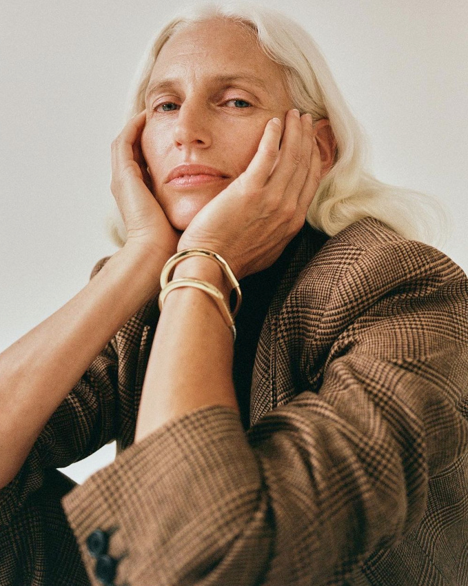 Bronzage, cheveux blancs, clat dor... what else ?