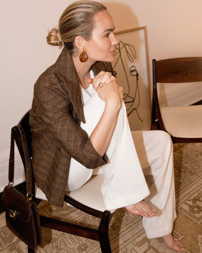 Blazer en tweed et pantalon blanc sont faits pour vivre ensemble !