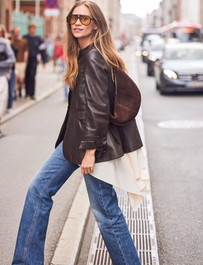 Mlant cuir marron, lunettes aviateur et mousseline blanc cass, ce look a tout bon !