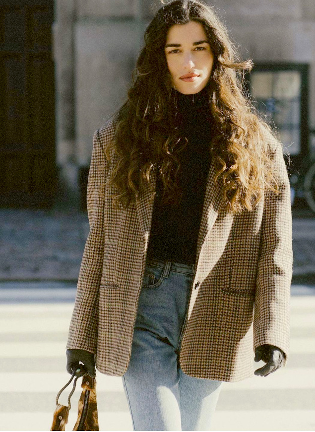 Envie d'un pull noir col roul  glisser sous un blazer en tweed un peu trop grand...