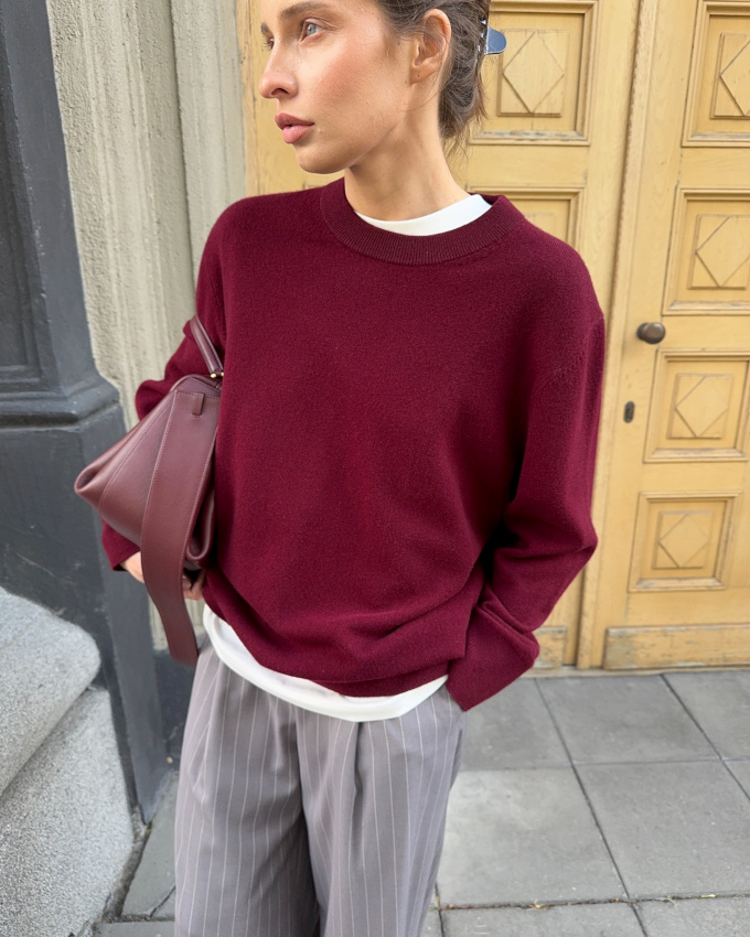 Glisser un tee-shirt blanc sous un pull col rond : le meilleur des exhausteurs de teint !