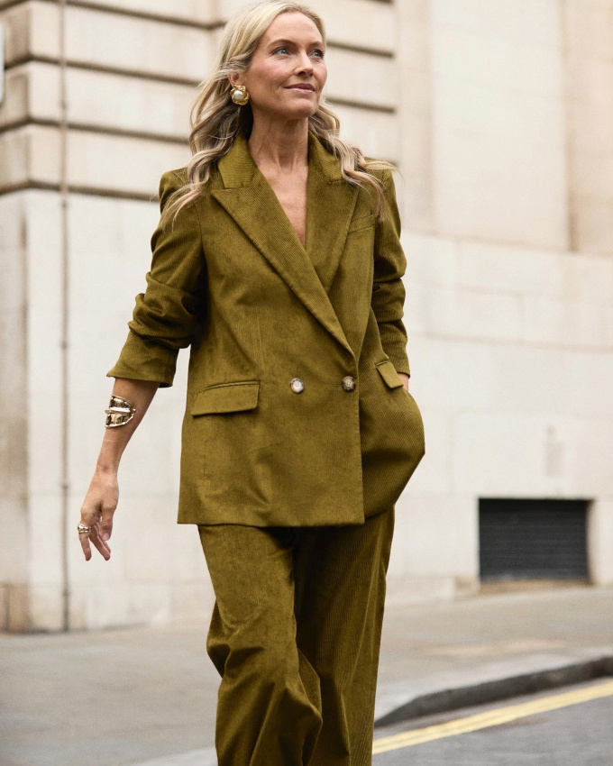 Oui au costume port  mme la peau !