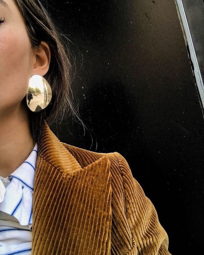 Velours ctel marron + rayures verticales bleu et blanc = le bon mix