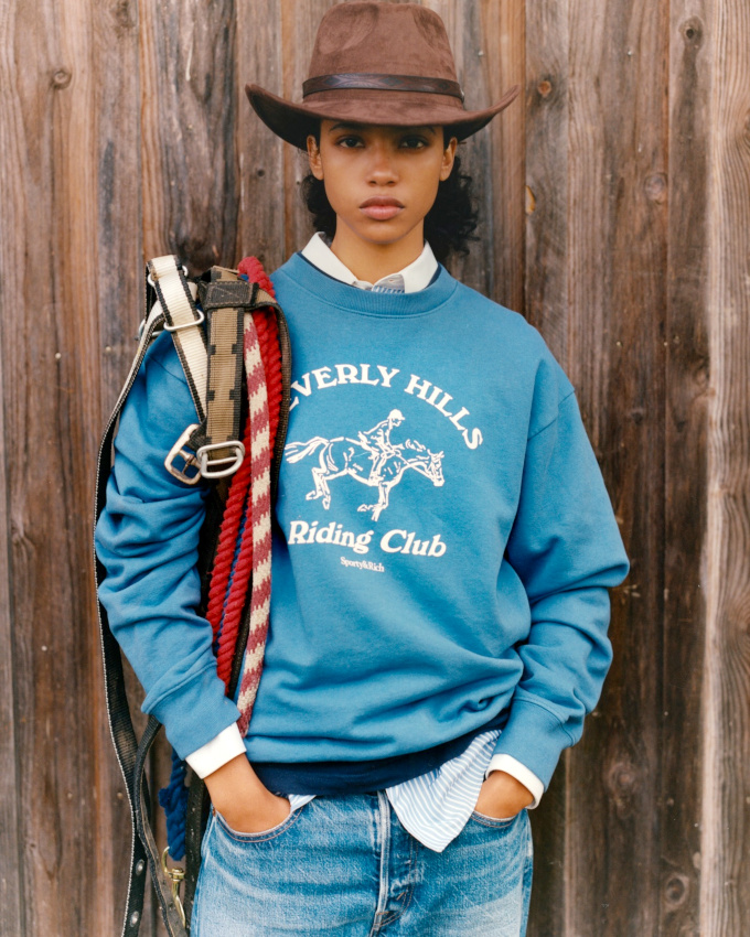 Ne jamais sous-estimer l'impact positif du bleu crulen sur une tenue !