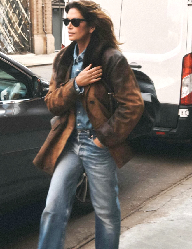 Difficile de faire plus efficace que le duo total look jean + veste en cuir marron !