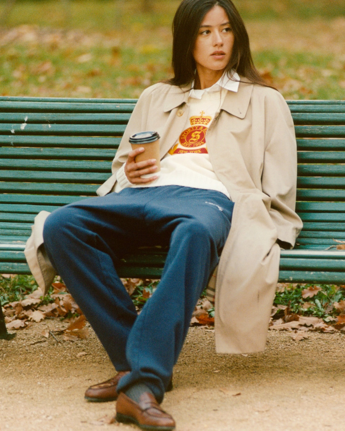 Jogging bleu canard + mocassins marron = le bon mix