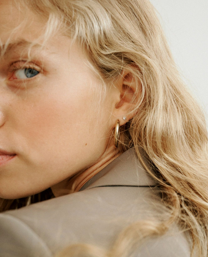 Blazer clair + boucles d'oreilles minimalistes = le bon mix