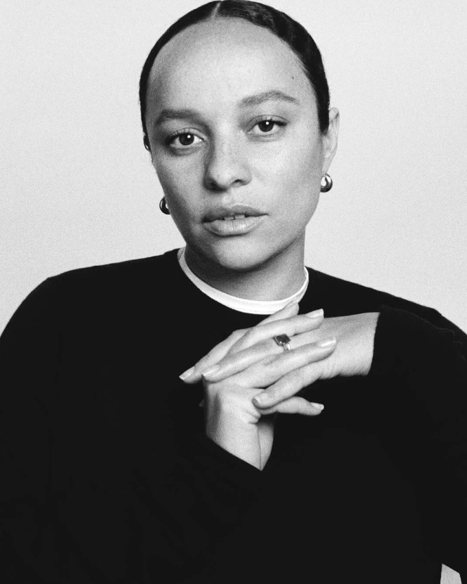 Rien de tel pour booster un look casual que de laisser d�passer de son pull le col d'un tee-shirt blanc !