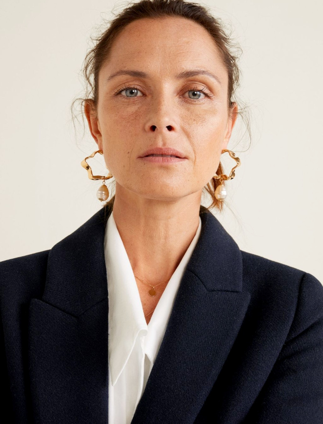 Boucles d'oreilles de caractre + tenue simple = le bon mix