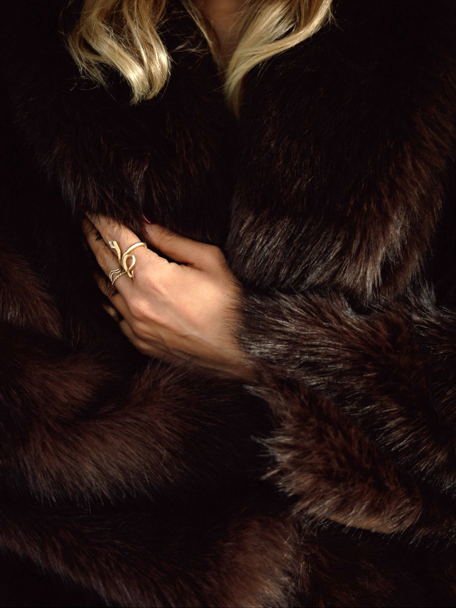 Oui � la rencontre entre opulente fausse fourrure chocolat et fines bagues dor�es !