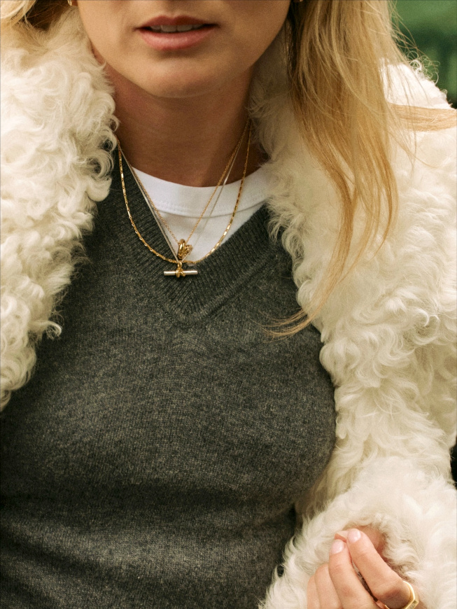 Le duveteux du pelage boucl sied particulirement bien  la maille fine et grise !