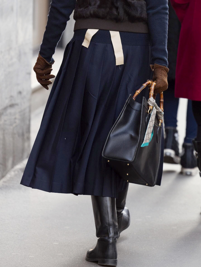 Bottes noires + jupe bleu marine = le bon mix