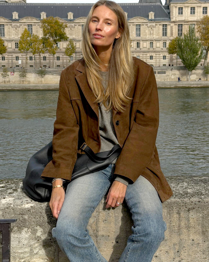 On ne se lasse pas du duo pull gris/veste en daim marron !