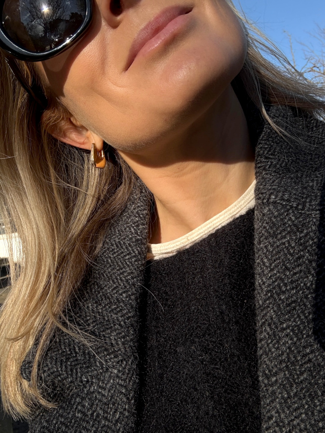 Rien de tel qu'un tee-shirt blanc pour illuminer discrtement un pull-over !