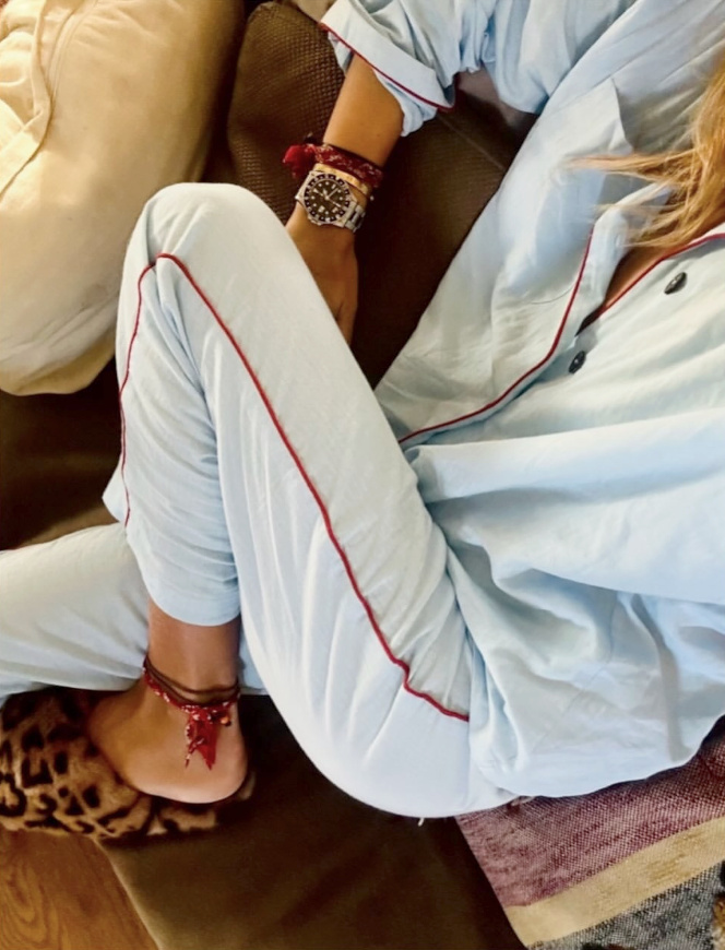 Pyjama chic + pantoufles lopard = le bon mix