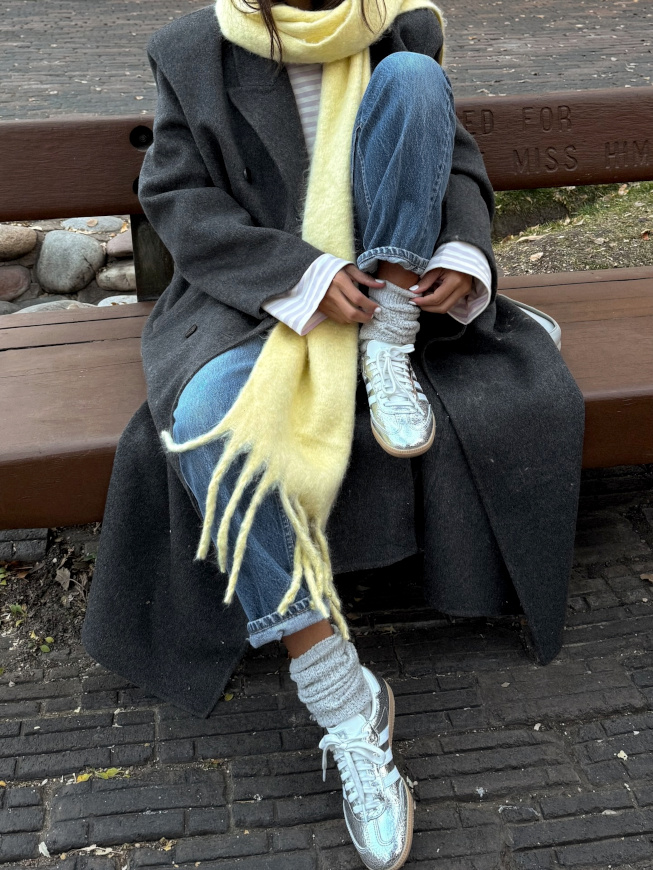 Rien de tel qu'une touche d'argent pour faire respirer les looks couvrants d'hiver !