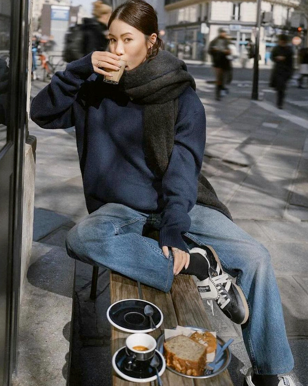 Pull bleu marine et jean large