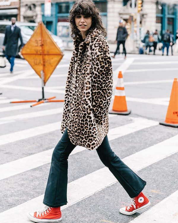 Manteau leopard + pantalon noir + Converses rouges