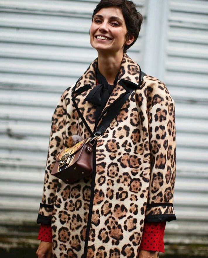 Rien de tel qu'une touche de rouge pour illuminer un imprim� l�opard !