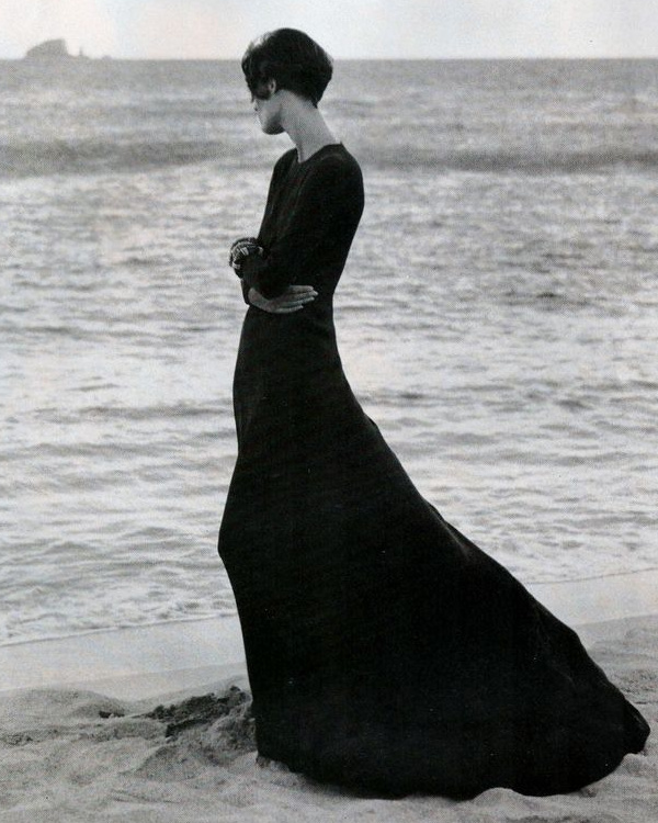 Robe longue noire chic