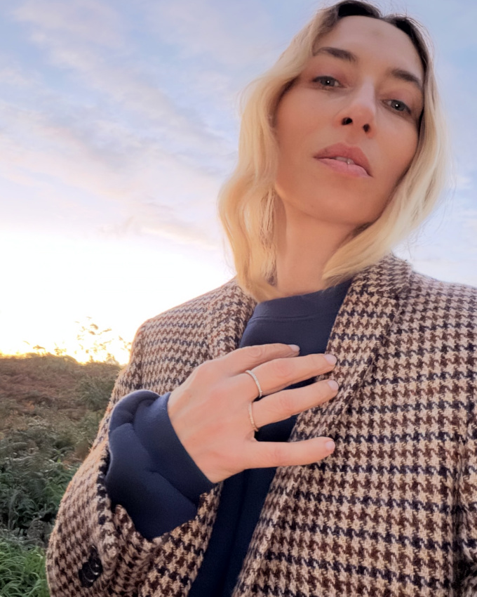 Blazer en tweed + sweat bleu marine = le bon mix