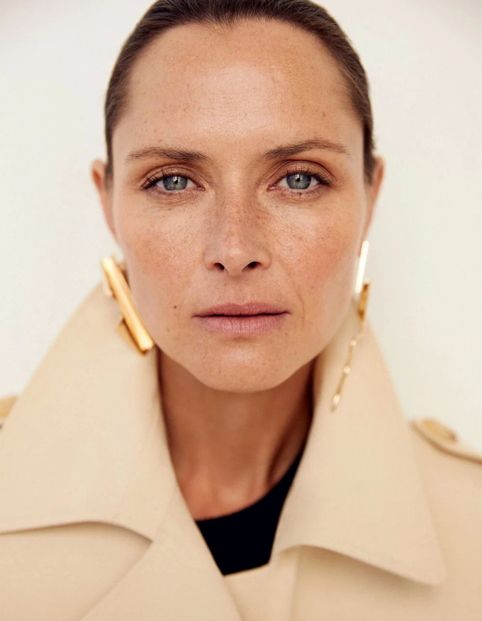 Col relev� + boucles d'oreilles dor�es = le bon mix