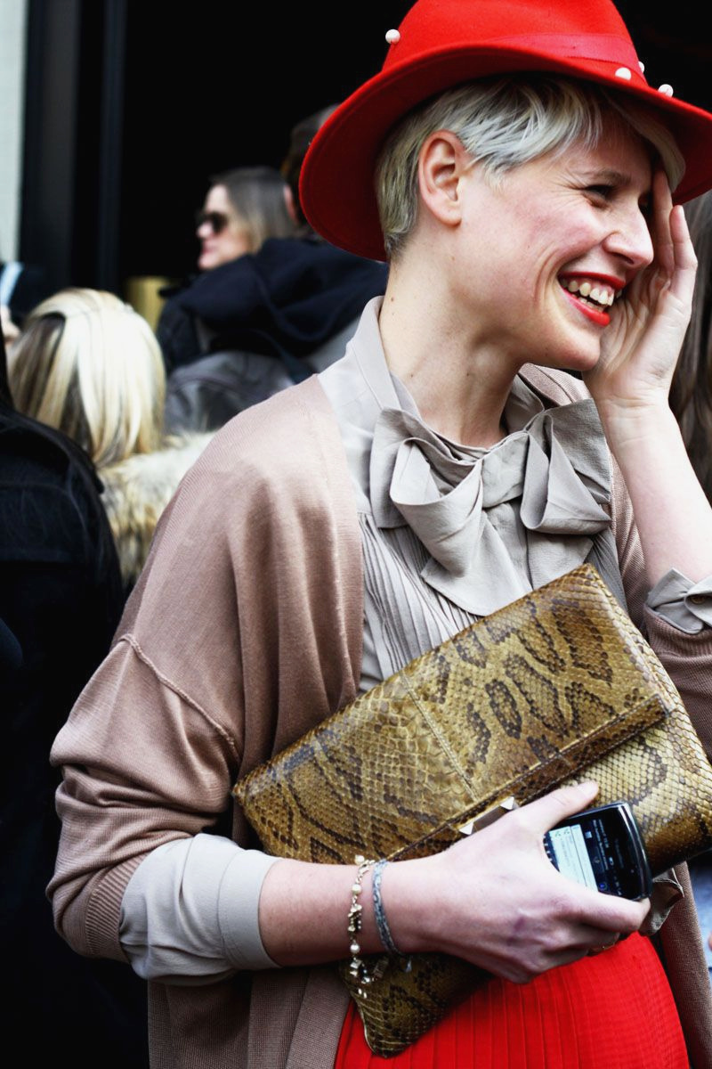 Look r�tro + coupe courte + maxi sourire = le bon mix