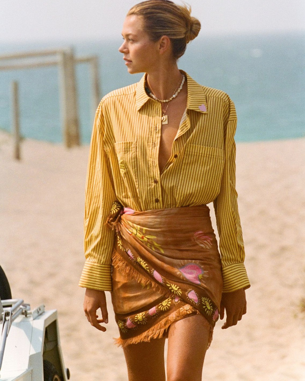 Chemise jaune et pagne