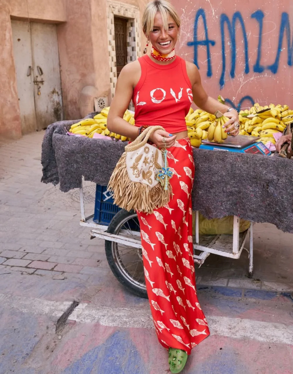 D�bardeur rouge et jupe longue rouge