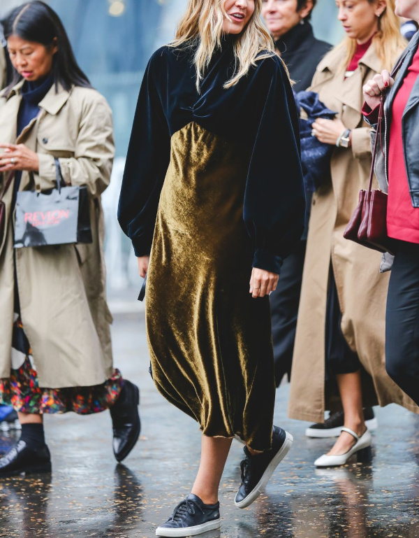 Robe en velours et baskets