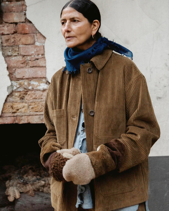 Velours c�tel� et moufles en fausse fourrure sont apparemment faits pour vivre ensemble !