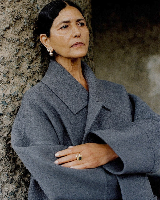 Oui au duo v�tement minimaliste/accumulation de bijoux !