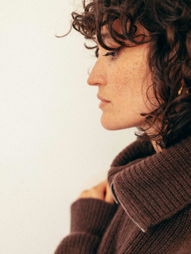 Col zipp� + boucles brunes = le bon mix