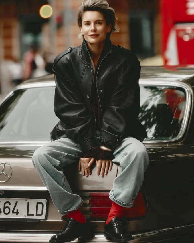 Mixer blouson en cuir nineties, jean roulott� sur la cheville et derbies est souvent une bonne id�e !