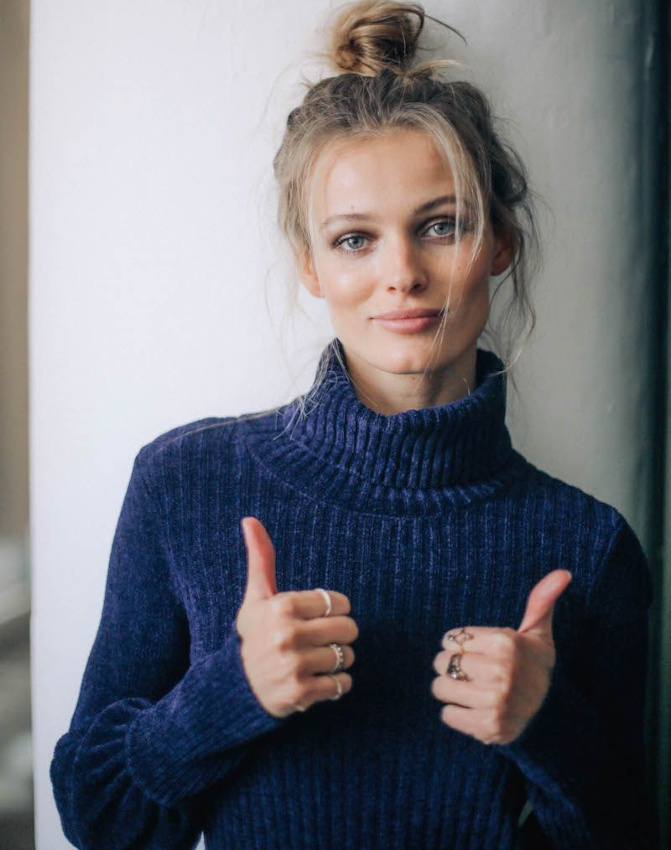 Coiffure d�sinvolte + pull col roul� bleu marine = le bon mix