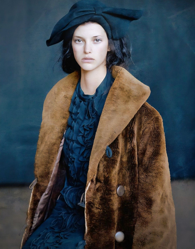 Fausse fourrure marron + froufrous sobres = le bon mix