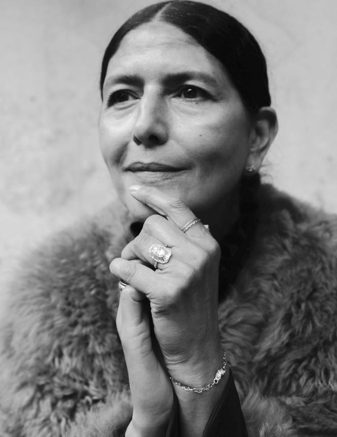 Coiffure sage + fausse fourrure douillette = le bon mix