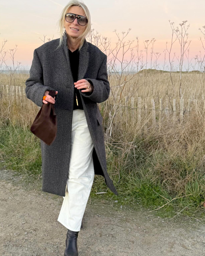 Rien de tel qu'un pantalon blanc pour illuminer un look d'hiver !