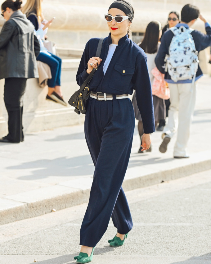 Port�e par Caroline Issa, la combinaison gagne indubitablement en chic !