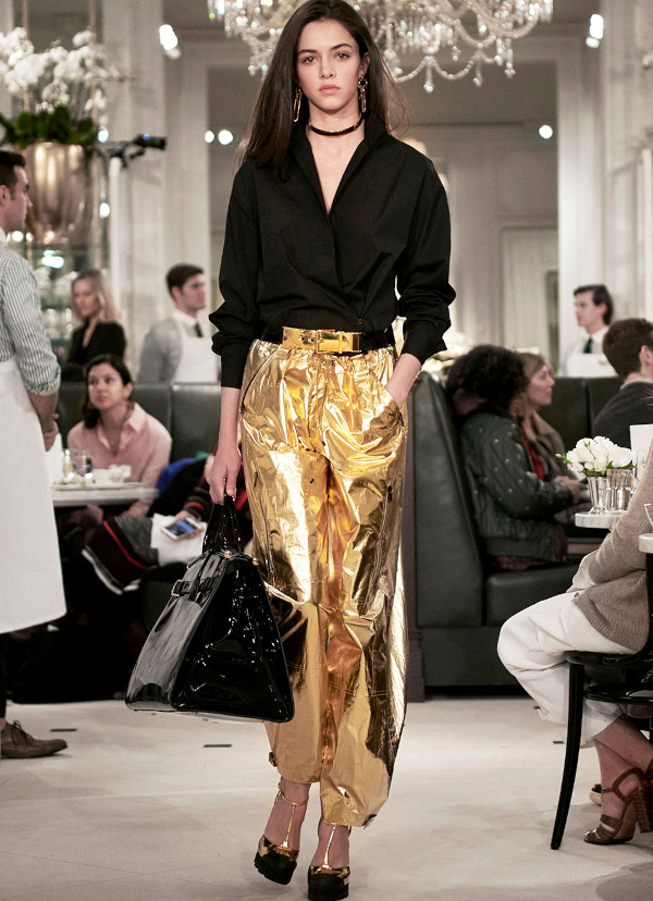 Chemise noire et pantalon dor�