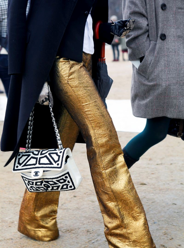 Manteau bleu marine et pantalon dor�